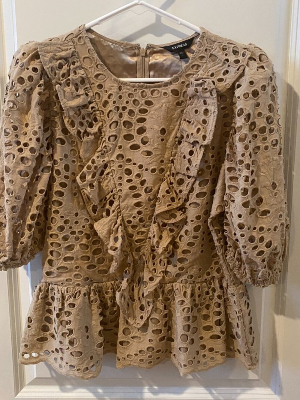 Express Tan Eyelet Puff Sleeve Top Size Large NWT - Picture 4 of 12